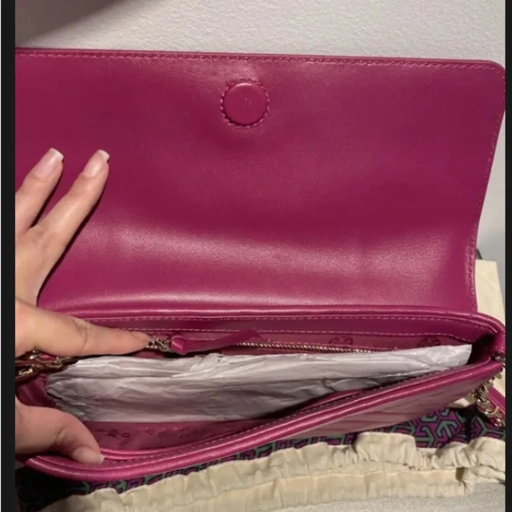 NWT Tory Burch Alexa Convertible Clutch in  Party Fuchsia 🩷 - Picture 10 of 16